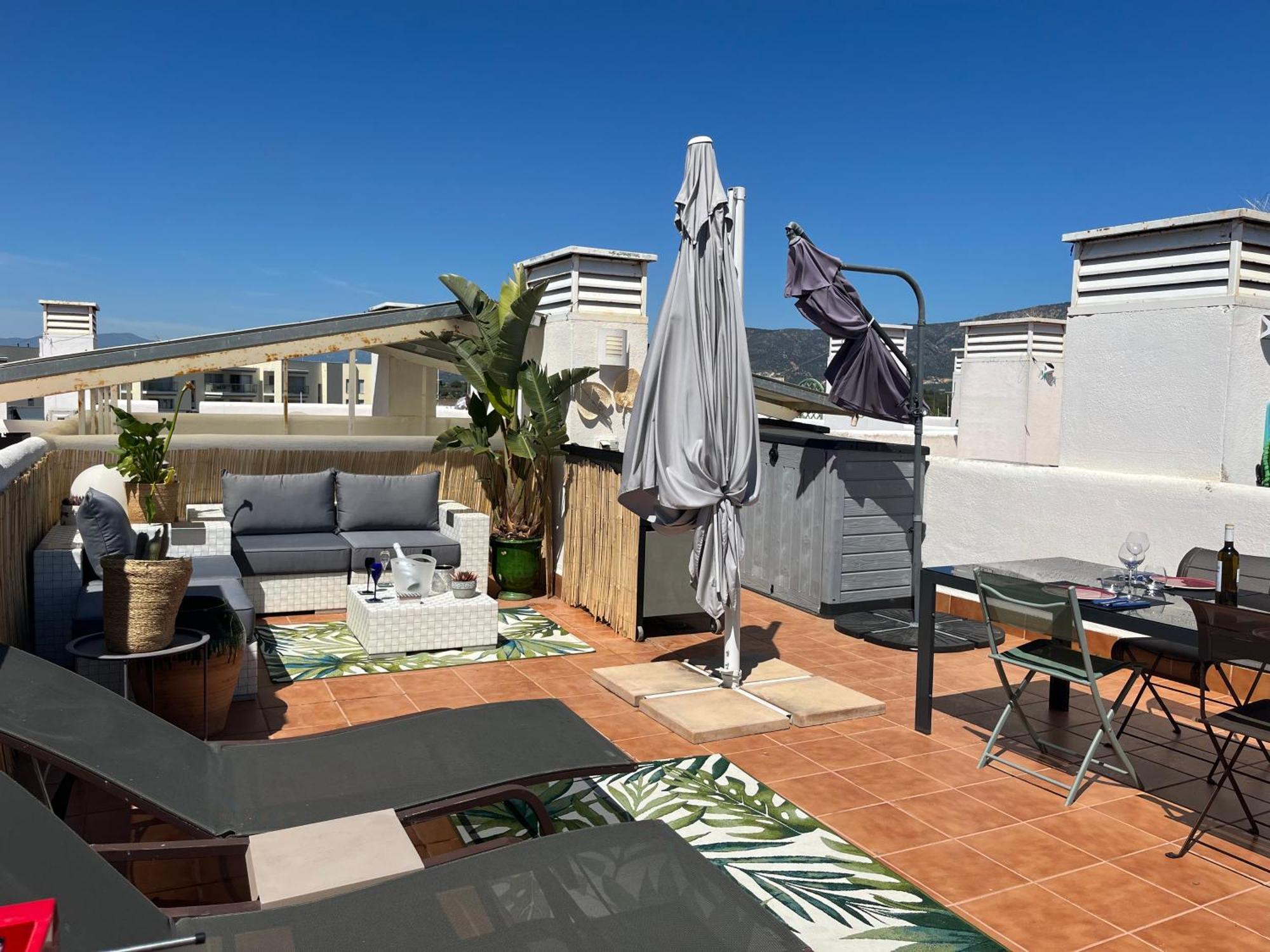 Appartement Avec Terrasse Sur Le Toit Vue Mer Roses Bagian luar foto