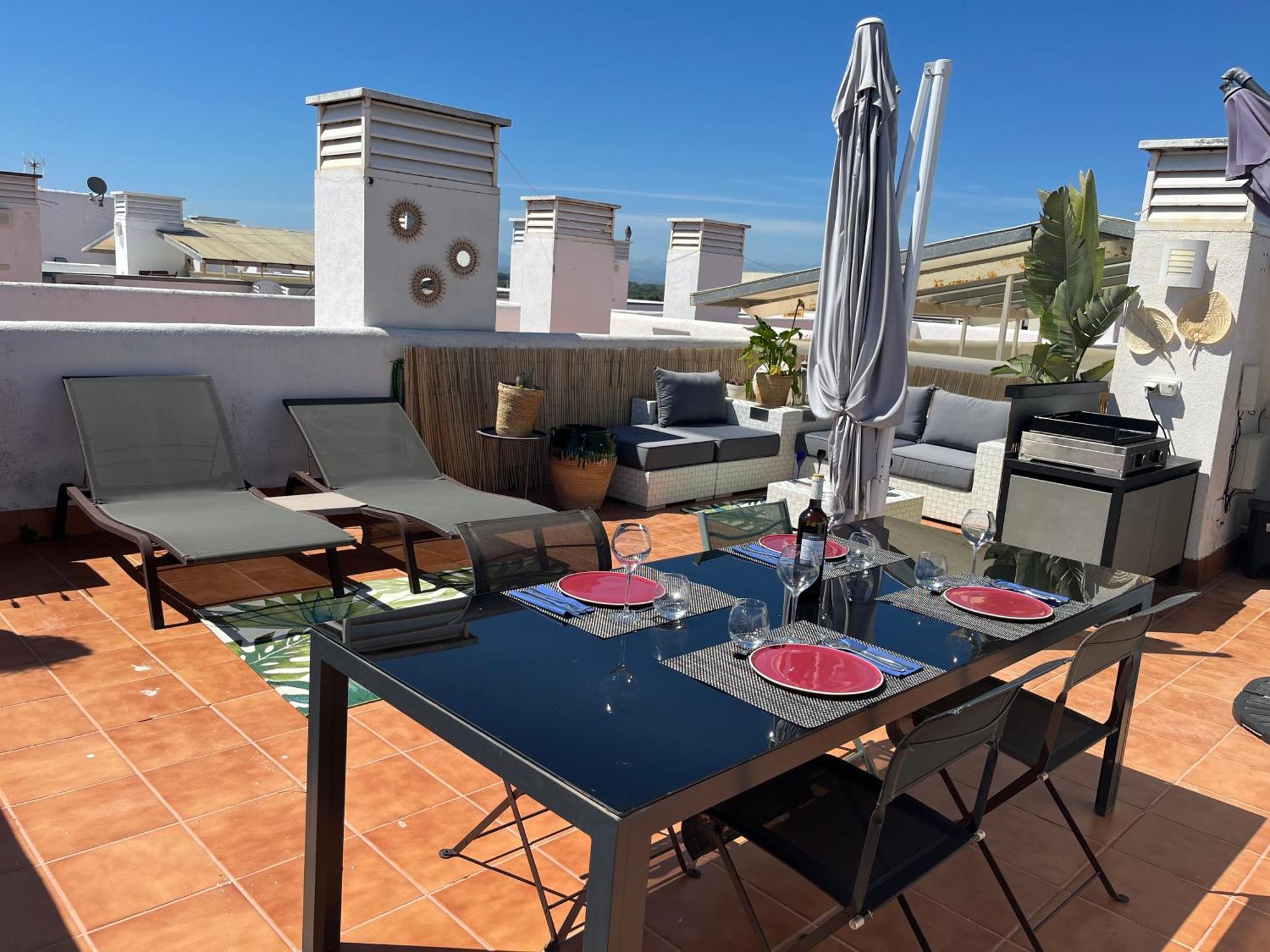 Appartement Avec Terrasse Sur Le Toit Vue Mer Roses Bagian luar foto