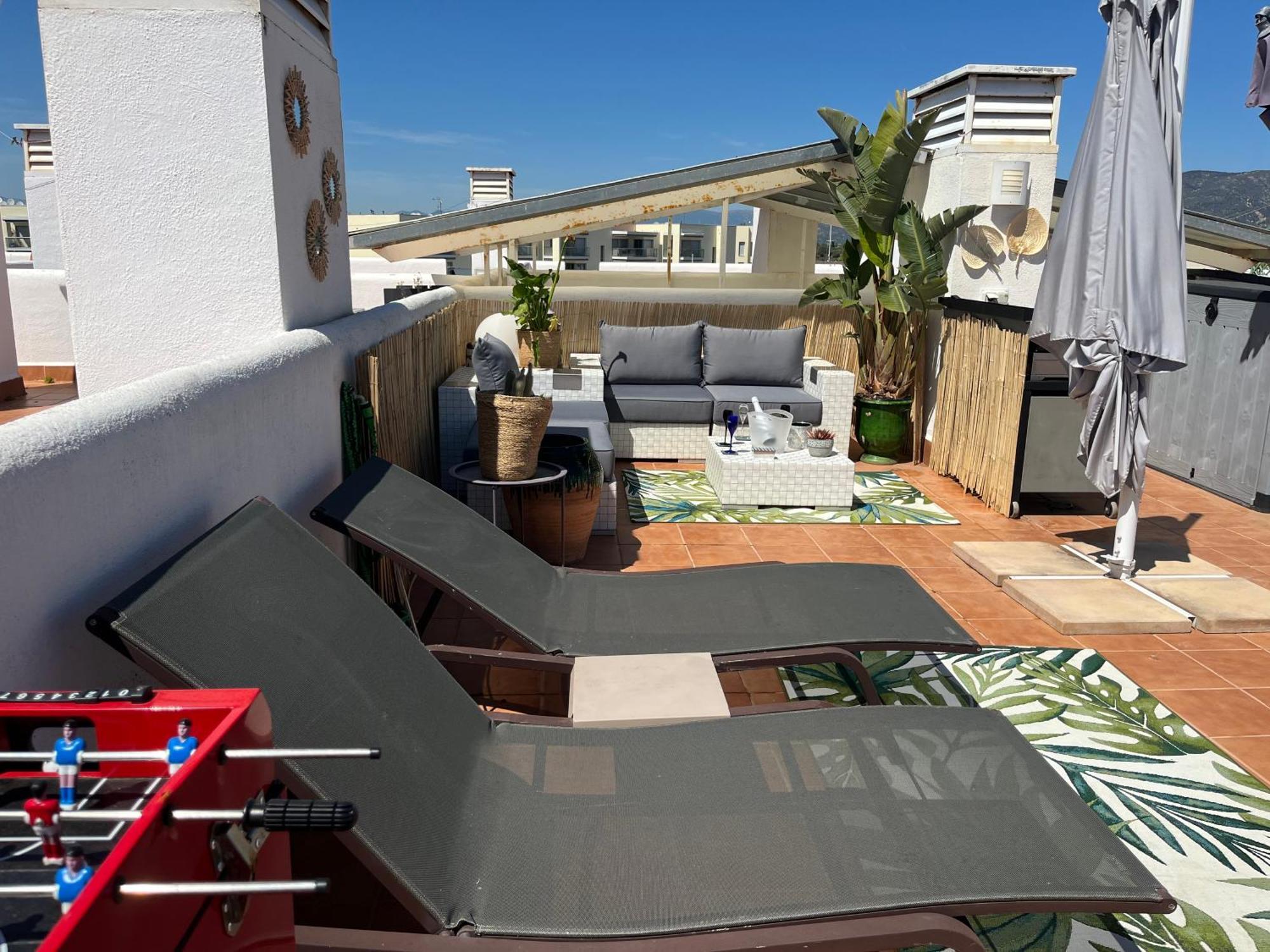 Appartement Avec Terrasse Sur Le Toit Vue Mer Roses Bagian luar foto