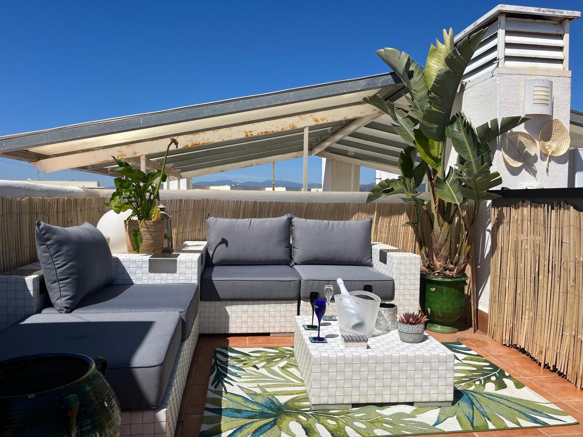 Appartement Avec Terrasse Sur Le Toit Vue Mer Roses Bagian luar foto